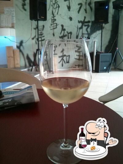 Goditi un bicchiere di vino al caffè bar Bamboo Cafè