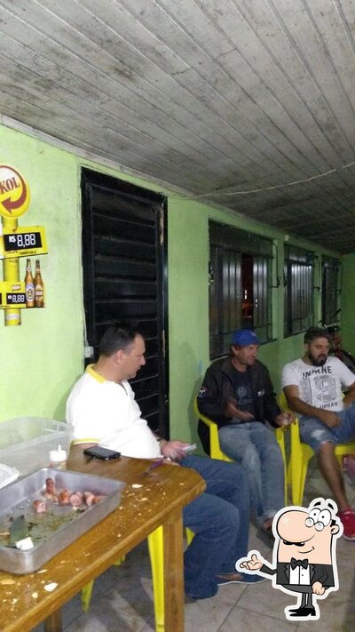 Sente em uma das mesas no Biehls Bar