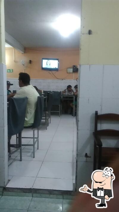 Sente em uma das mesas no La Vanesca Pizzaria