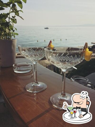 Smola Chillout Bar Rab propone un'ampia serie di bevande alcoliche
