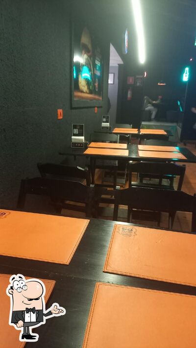 Veja imagens do interior do Route64 Burger