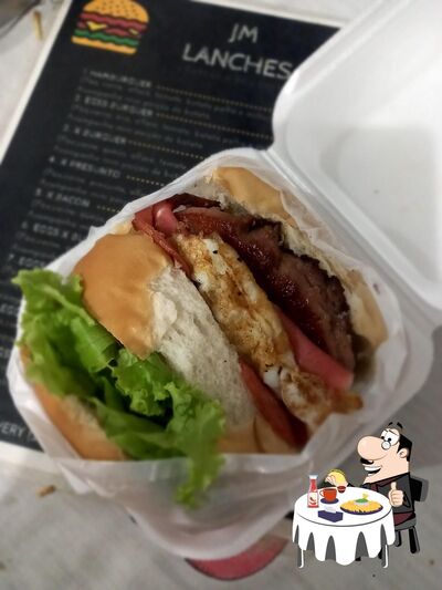 Peça um dos hambúrgueres oferecidos no Jm lanches