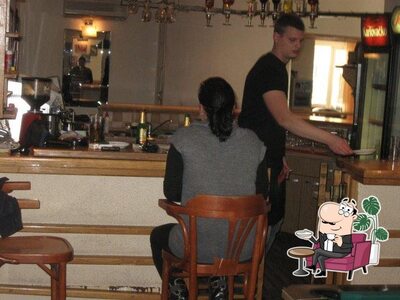 Installez-vous à l'une des tables de Caffe Bar Capri