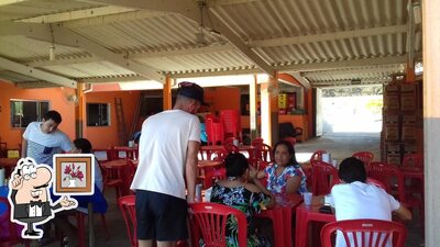 Sente em uma das mesas no Murcegão Bar Restaurante Passeio De Lancha
