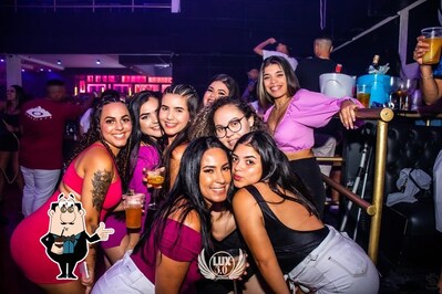 Desfrute de uma bebida no Lounge da Luxúria