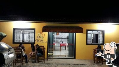 O interior do Tia Rê Pizzaria e Lanchonete
