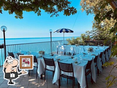 Siediti a un tavolo di Sorrentino Tenda Rossa Trattoria Di Mare