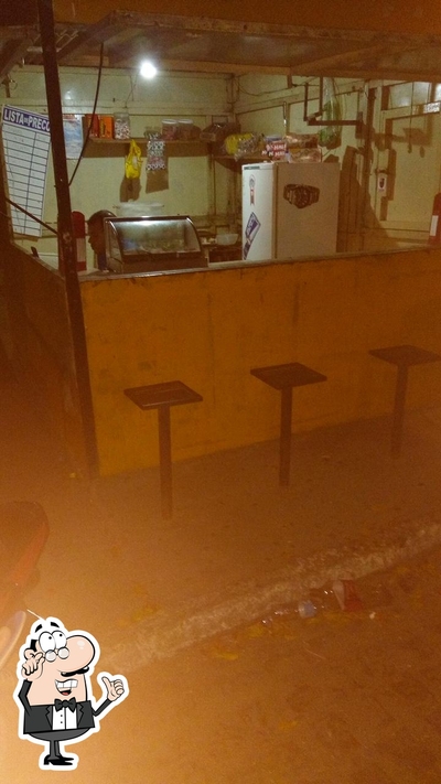 Sente em uma das mesas no sandro lanches