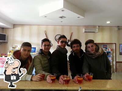Dai un'occhiata agli interni di Roxy Bar
