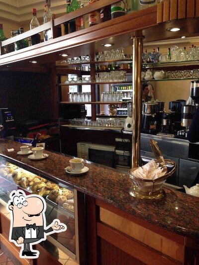 Siediti a un tavolo di il caffè