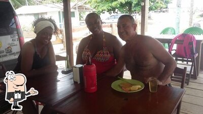 Sente em uma das mesas no Restaurante Sol e Mar