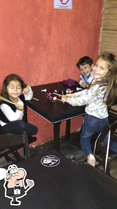 Sente em uma das mesas no ALEX SUSHI BAR-PETISCARIA