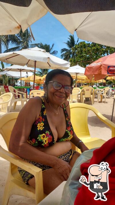 Sente em uma das mesas no Cabana e Restaurante Uirapuru