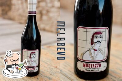 Cantina Maya Vino e Confidenze serve alcolici