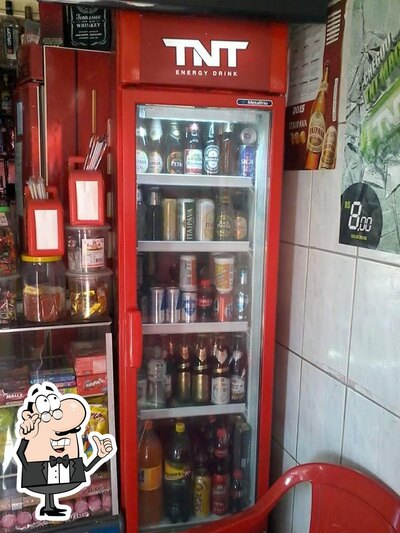Sente em uma das mesas no Bar do Vila