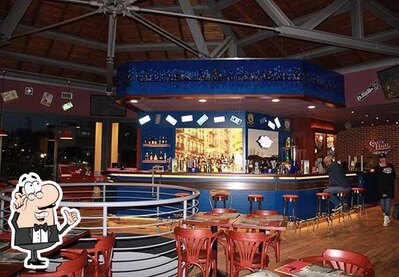Dai un'occhiata agli interni di Crazy Bull Café