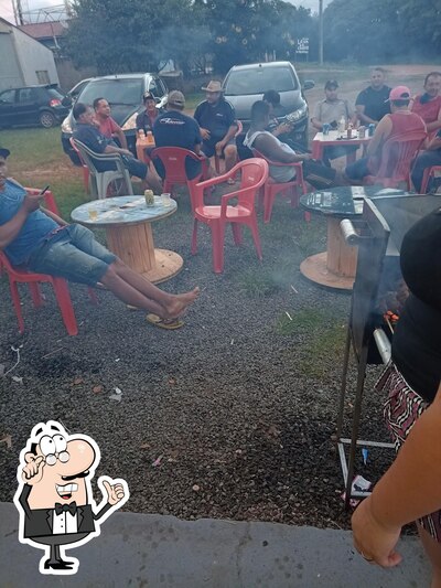Sente em uma das mesas no Churrasco do Baiano