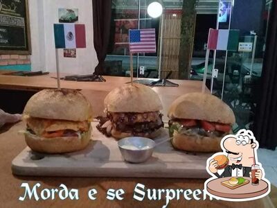 Experimente um dos hambúrgueres disponíveis no Tripper Burger