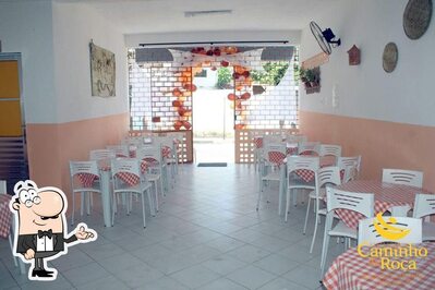 Sente em uma das mesas no Restaurante Caminho da Roça