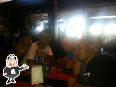 Sente em uma das mesas no Zimbrus Surf Food