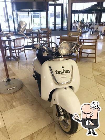 Installez-vous à l'une des tables de Tashas