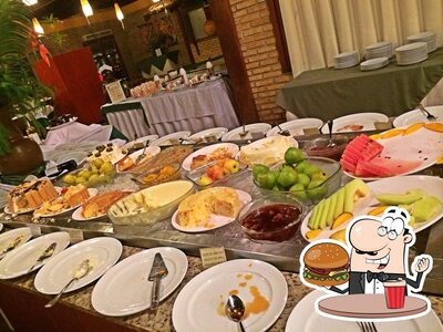 Delicie-se com um hambúrguer no Restaurante Buffet Corais