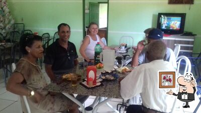 Sente em uma das mesas no Restaurante Trevo