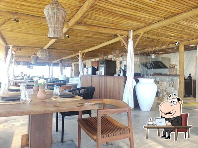 Sente em uma das mesas no Rooftop Taíba