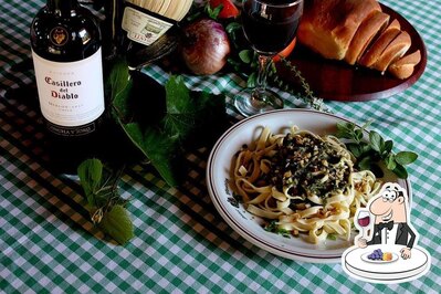 Peça uma taça de vinho no Trattoria Assissi