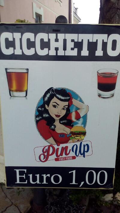 La pubblicità contiene informazioni su Pin Up