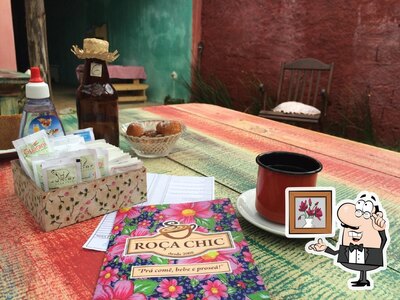 Sente em uma das mesas no Roça Chic