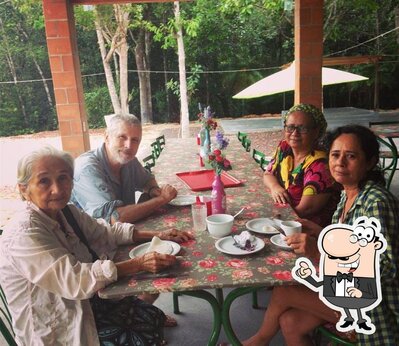 Sente em uma das mesas no Café com Lazer