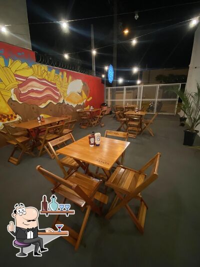 Sente em uma das mesas no Batata House