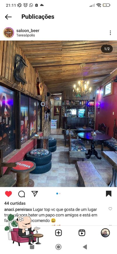 Sente em uma das mesas no Saloon Beer - Pub - Bar Teresópolis -RJ