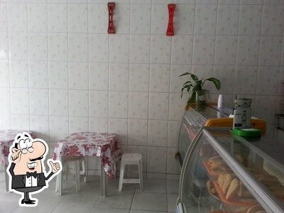 Sente em uma das mesas no Casa dos Salgados