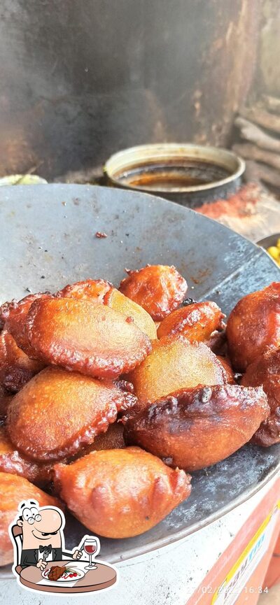 Meat dishes are served at Hidayath Bakery