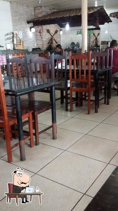 Sente em uma das mesas no Restaurante Alto Da Serra