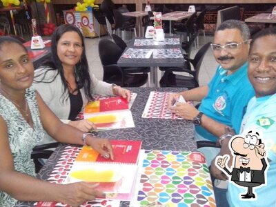 Veja imagens do interior do Habib's