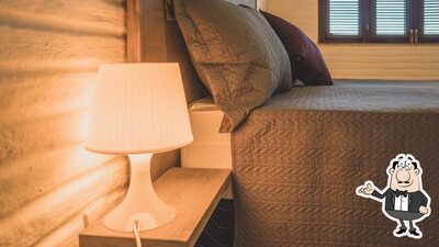 Sente em uma das mesas no Pousada Lineup