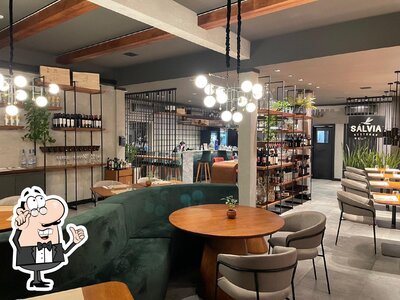 Sente em uma das mesas no Sálvia Restobar