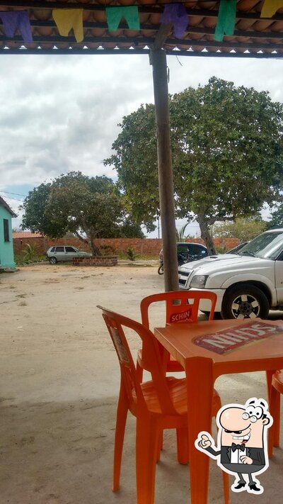 Sente em uma das mesas no Bar De Geise