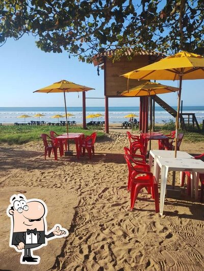 Sente em uma das mesas no Quiosque Caravelas