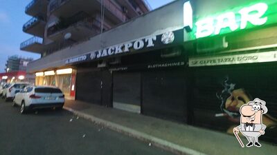 Gli esterni costituiscono una caratteristica importante di Bar Pozzer