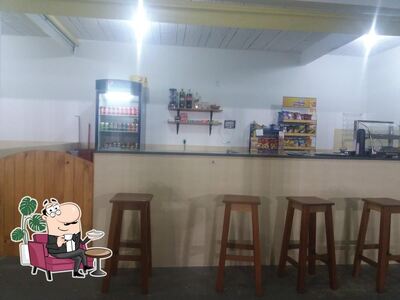 Sente em uma das mesas no Arena Society E Bar Areado