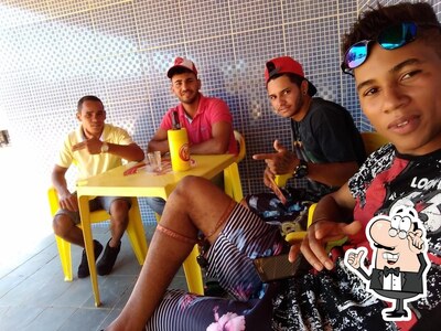 Sente em uma das mesas no Bar Los Manos