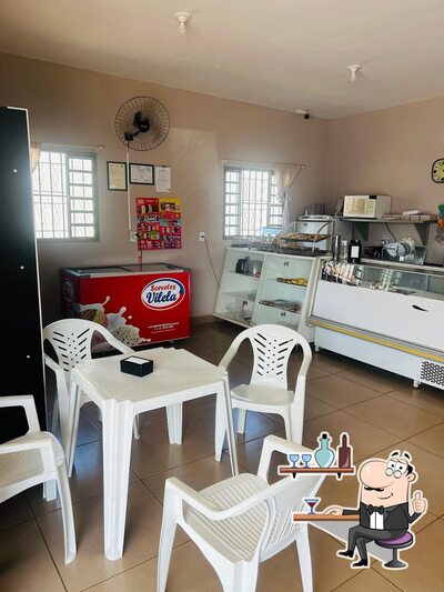Veja imagens do interior do Empório & Café