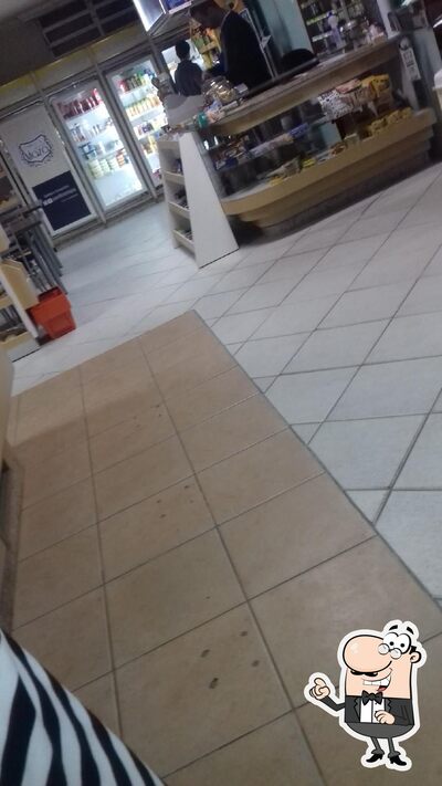Sente em uma das mesas no Pães e Cucas Garopaba