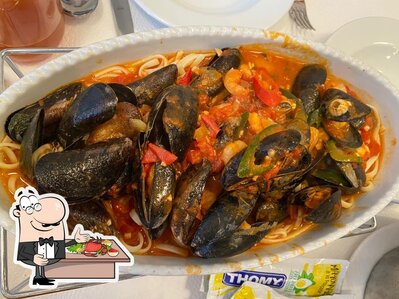 Prenditi tra i molti pasti di mare offerti al ristorante Restaurant Ambassador