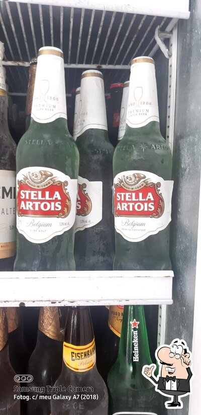 Sente em uma das mesas no Jorge drink's