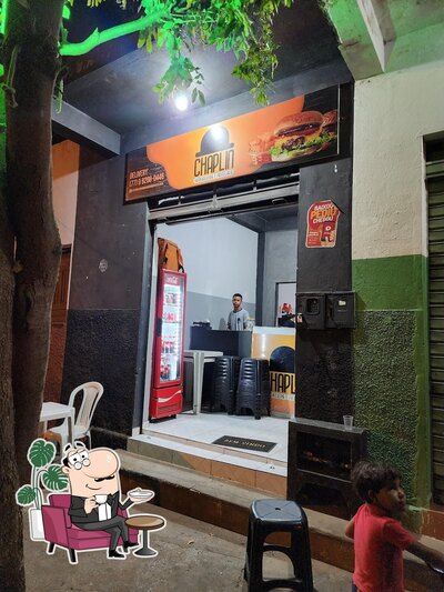 Sente em uma das mesas no Chaplin Hamburgueria e Pastelaria